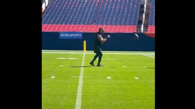 Russell Wilson Warmed Up Alone Before Being Ruled Out for Steelers-Broncos