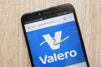 How Is Valero Energy’s Stock Performance Compared to Other Oil Refiners?