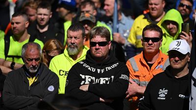 Thousands of tradies down tools, march in CFMEU support