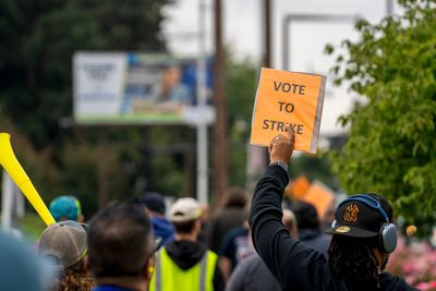 Boeing delivers hard-nosed message to employees amid strike