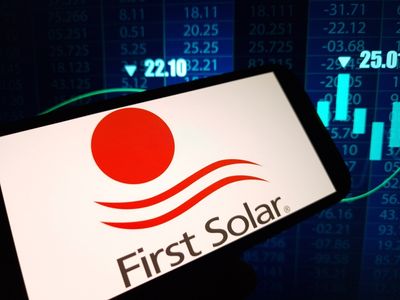 First Solar Stock: Is FSLR Outperforming the Tech Sector?