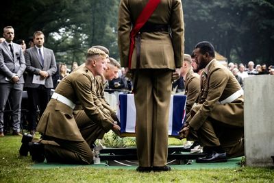 Allied War Heroes Buried In Netherlands... 80 Years On