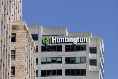 Is Huntington Bancshares Stock Outperforming the Dow?