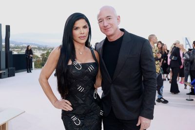 Jeff Bezos leaves a glowing Amazon review for Lauren Sanchez’s new children’s book