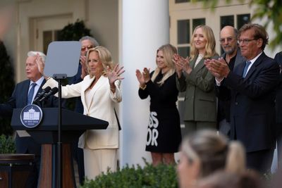 'The West Wing' cast visits the White House for a 25th anniversary party