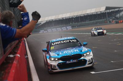 BTCC Silverstone: Hill pulls a gap out on Ingram again