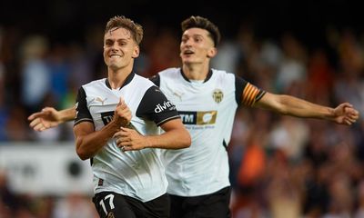 Rubén Baraja’s Valencia finally find their league to briefly free Mestalla