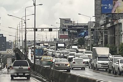 Morning rain causes rush-hour traffic jams