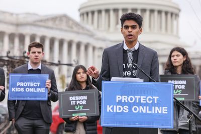 Teen group, tech critics push for stronger online safety measure - Roll Call