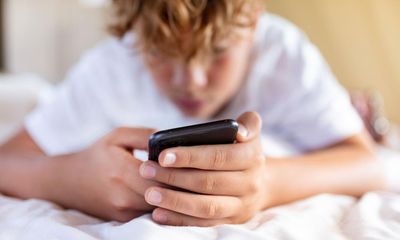 UK parents join pact to withhold smartphones from children under 14