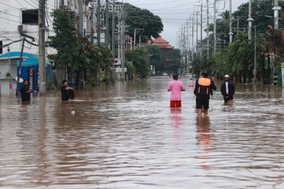 Tourists avoid soaked Chiang Mai