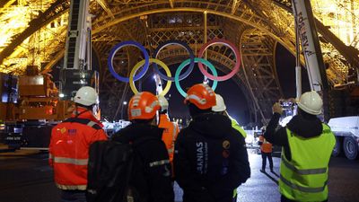 Paris workers remove Olympic rings from Eiffel Tower