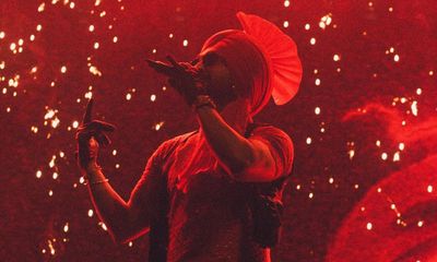 Diljit Dosanjh review – bhangra and beats ignite an arena-sized Punjabi party