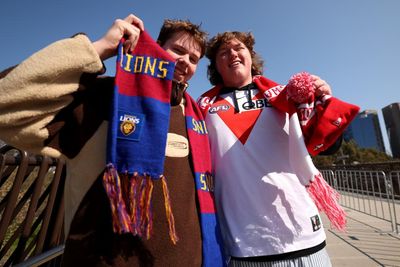 AFL fans make pilgrimage to Melbourne as grand final excitement reaches fever pitch