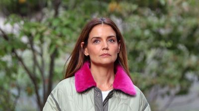 I'm bookmarking Katie Holmes' cozy fall outfit - her quilted jacket and canvas tote bag are an unbeatable combination