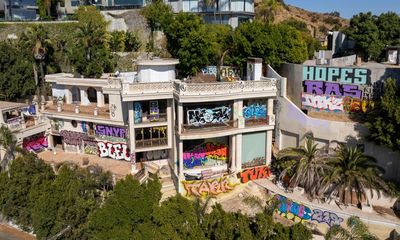 Viral Hollywood Hills mansion covered with graffiti closed down after arrests