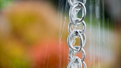 Rain chain mistakes – 5 errors to avoid when fitting and maintaining a decorative gutter chain