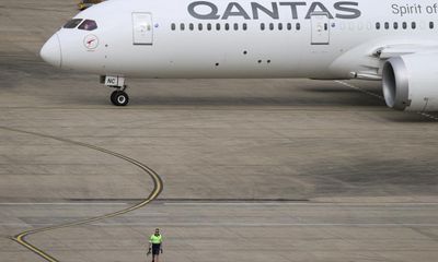 Qantas engineers warn of ‘flight disruptions’ in Sydney, Melbourne, Brisbane as they walk off job over pay