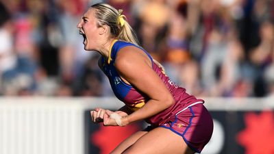 Lion Smith kicks last-gasp goal in AFLW win over Crows