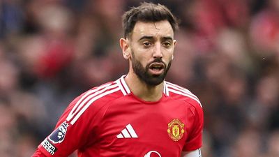 Man Utd Captain Bruno Fernandes Sent Off in First Half vs. Tottenham