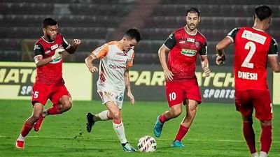 ISL: 10-man NEUFC held at home by Kerala Blasters