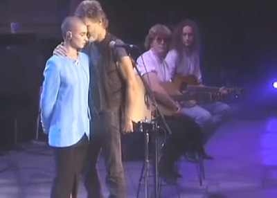 Kris Kristofferson fans remember his moving show of support for Sinead O’Connor