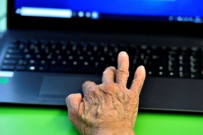 Elderly Man Falls for Fake Pop-Up Accusing Him of Buying Child Porn, Agrees to Hand Over Thousands of Dollars to Scammers