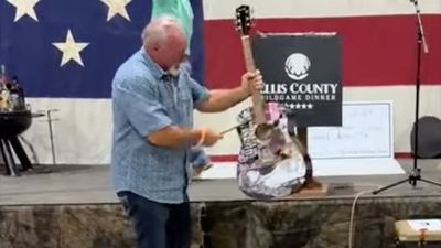 “At least we don’t need the wall hanger”: Man seemingly spends $4,000 on a guitar signed by Taylor Swift and then immediately destroys it