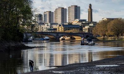 Thames mudlarking permits to be issued again but capped to protect site