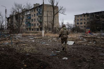 Ukraine’s troops pull back from key eastern town as Putin’s forces advance