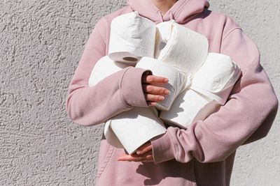 Experts Blame COVID Trauma For Americans Panic Buying Toilet Paper And Share The Real Reason Why There's A Shortage