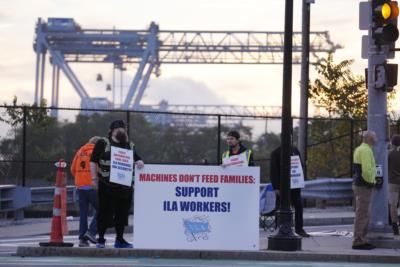 Dockworkers To Return To Work After Reaching Wage Agreement