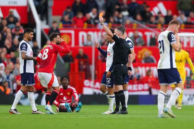 Will Manchester United captain Bruno Fernandes' be suspended this weekend?