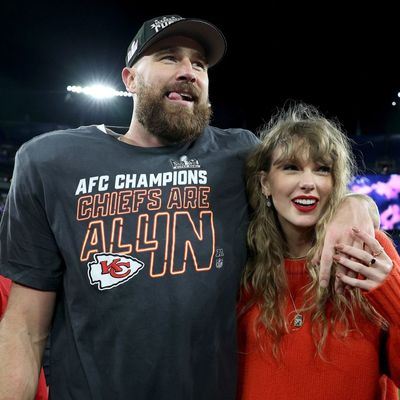 Sources have commented on those Taylor Swift and Travis Kelce relationship rumours