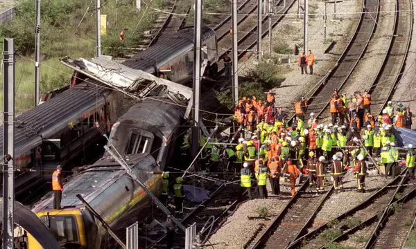 Families lay wreaths to mark 25 years since Ladbroke Grove rail crash