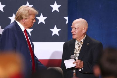 Vietnam vet gives Trump Purple Heart