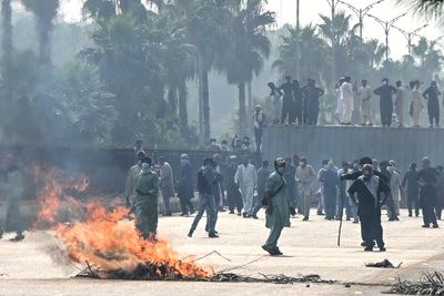 Supporters of jailed ex-PM rally in Pakistan despite police crackdown