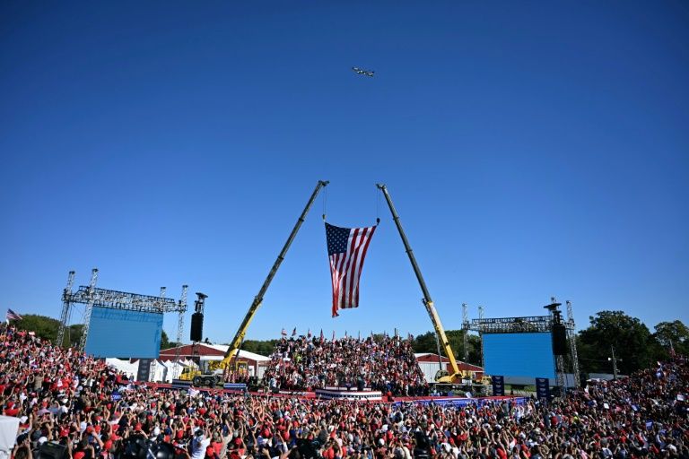 Trump Rally 747 'Fight': Defiant Trump Jets In To Site Of Rally…