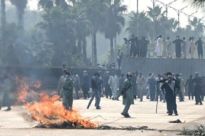 Former Prime Minister's Supporters Wound Scores Of Pakistani Police During Clashes Outside Capital