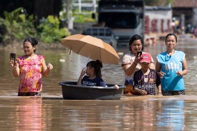 Central Thailand braces for inundation as rain stops in flooded Chiang Mai