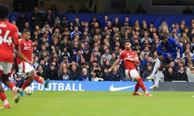 Noni Madueke hits leveller but 10-man Nottingham Forest hold on at Chelsea