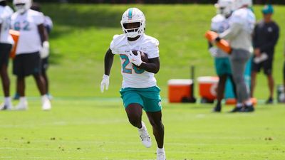 De’Von Achane Exits Dolphins-Patriots Game After Slamming Head on Turf