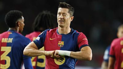 Robert Lewandowski Scores a First Half Hat-Trick in Victory vs. Alaves