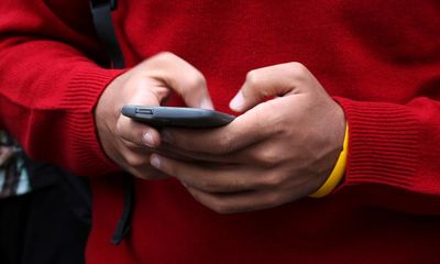 ‘Parents know they are not alone’: UK pact to withhold smartphones until 14 gathers pace