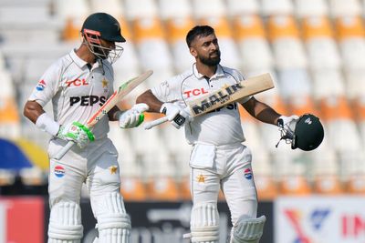 England find late hope after Pakistan pile on runs in baking Multan