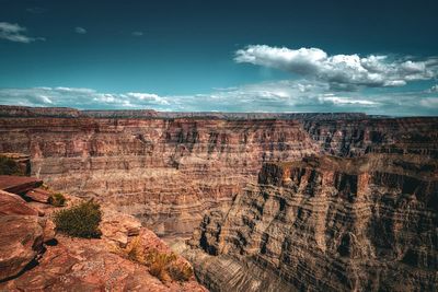 Tourists criticised for ignoring no entry signs to do yoga poses on dangerous Grand Canyon ledge