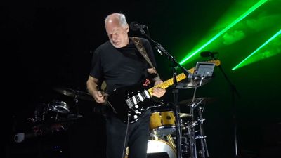 “I think it makes me sound more like Hendrix, don’t you?” David Gilmour saves Comfortably Numb performance after his Jimi Hendrix guitar strap snaps mid-song