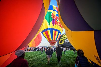 Hot-air balloon bumps line, causing brief power outage during Albuquerque balloon fiesta