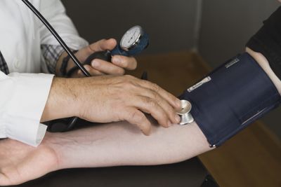 Study Warns: These Incorrect Arm Positions Often Lead To Overestimated Blood Pressure Readings