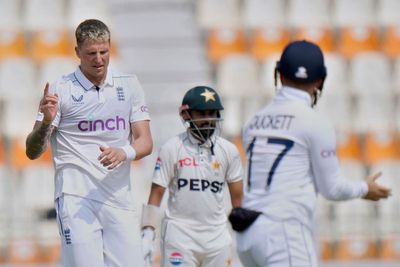 Brydon Carse claims first Test wicket as England fight to slow Pakistan charge